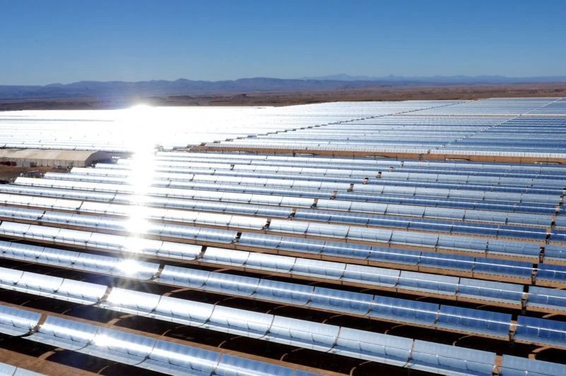 Vue aérienne d'un champ de panneaux solaires