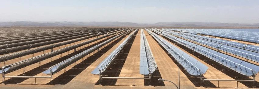 Technicien installant des panneaux solaires photovoltaïques